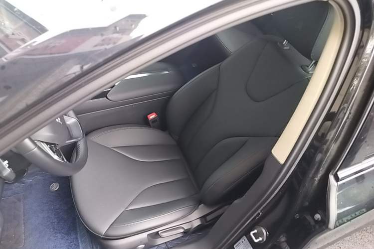 Used Hongqi E-QM5 2022 431 km Charge & Enjoy Edition Left Front Seat