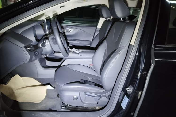Used Hongqi E-QM5 2022 431 km Charge & Enjoy Edition Left Front Seat