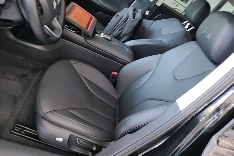 Used Hongqi E-QM5 2022 431 km Charge & Enjoy Edition Left Front Seat