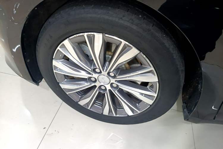 Used Hongqi E-QM5 2022 431 km Charge & Enjoy Edition Left Front Wheel Hub