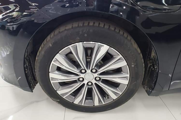 Used Hongqi E-QM5 2022 431 km Charge & Enjoy Edition Left Front Wheel Hub
