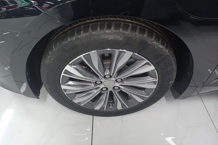 Used Hongqi E-QM5 2022 431 km Charge & Enjoy Edition Left Front Wheel Hub