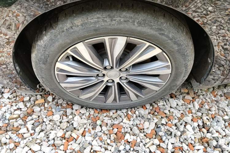Used Hongqi E-QM5 2022 431 km Charge & Enjoy Edition Left Front Wheel Hub
