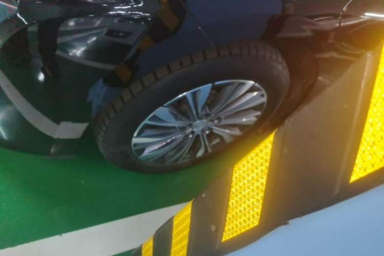 Used Hongqi E-QM5 2022 431 km Charge & Enjoy Edition Left Front Wheel Hub