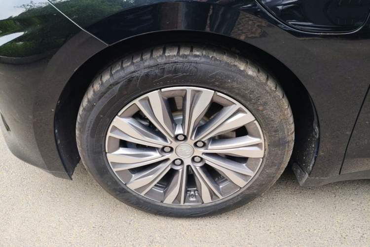 Used Hongqi E-QM5 2022 431 km Charge & Enjoy Edition Left Front Wheel Hub