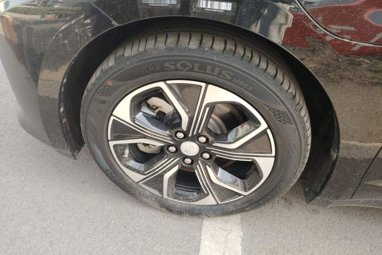 Used Hongqi E-QM5 2022 431 km Charge & Enjoy Edition Left Front Wheel Hub