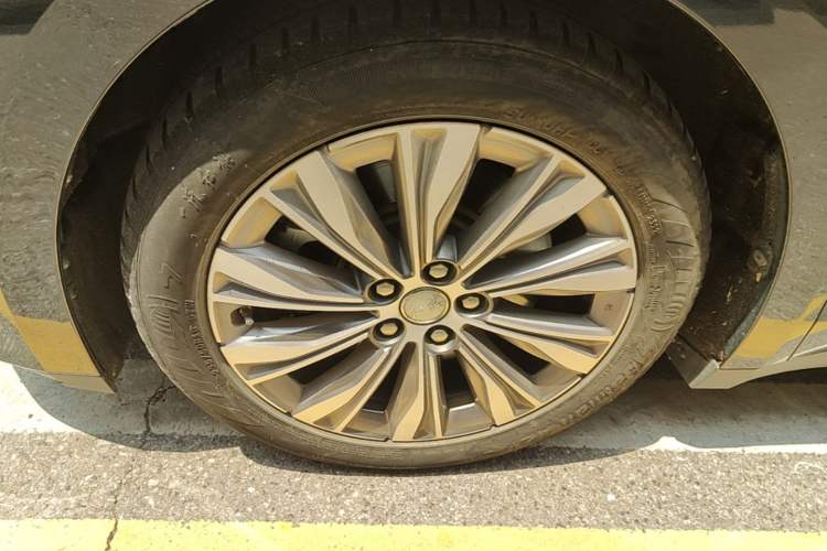Used Hongqi E-QM5 2022 431 km Charge & Enjoy Edition Left Front Wheel Hub
