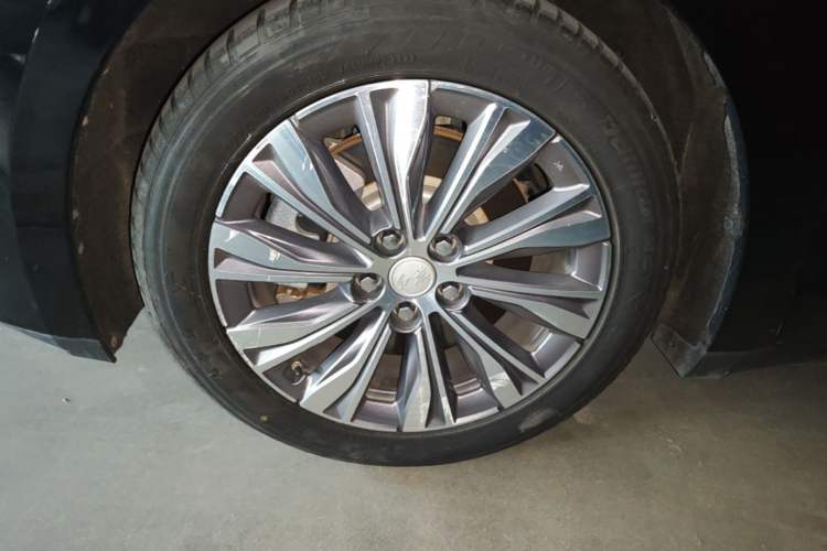 Used Hongqi E-QM5 2022 431 km Charge & Enjoy Edition Left Front Wheel Hub