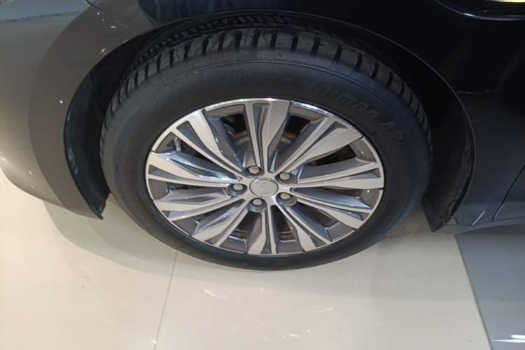 Used Hongqi E-QM5 2022 431 km Charge & Enjoy Edition Left Front Wheel Hub