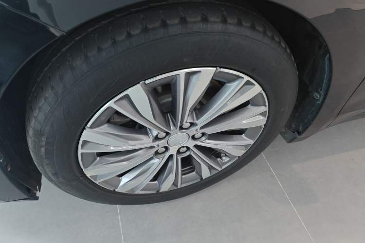Used Hongqi E-QM5 2022 431 km Charge & Enjoy Edition Left Front Wheel Hub