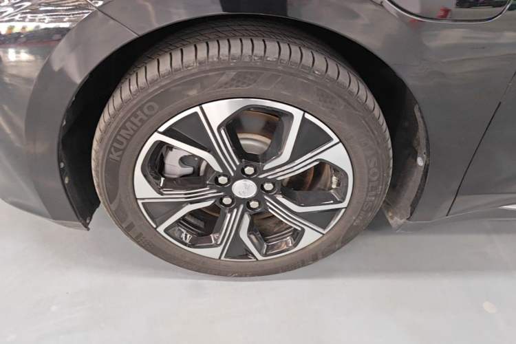 Used Hongqi E-QM5 2022 431 km Charge & Enjoy Edition Left Front Wheel Hub