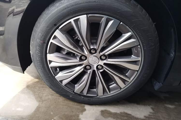 Used Hongqi E-QM5 2022 431 km Charge & Enjoy Edition Left Front Wheel Hub