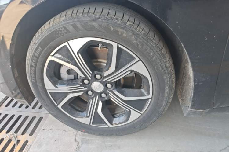 Used Hongqi E-QM5 2022 431 km Charge & Enjoy Edition Left Front Wheel Hub
