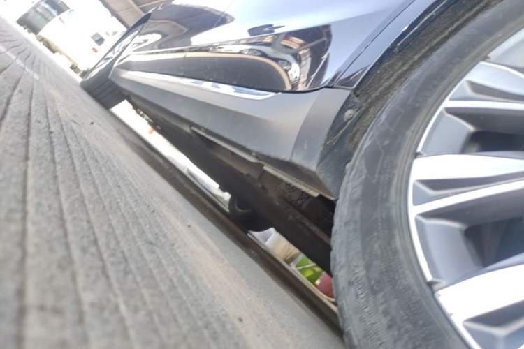 Used Hongqi E-QM5 2022 431 km Charge & Enjoy Edition Left Side Sill
