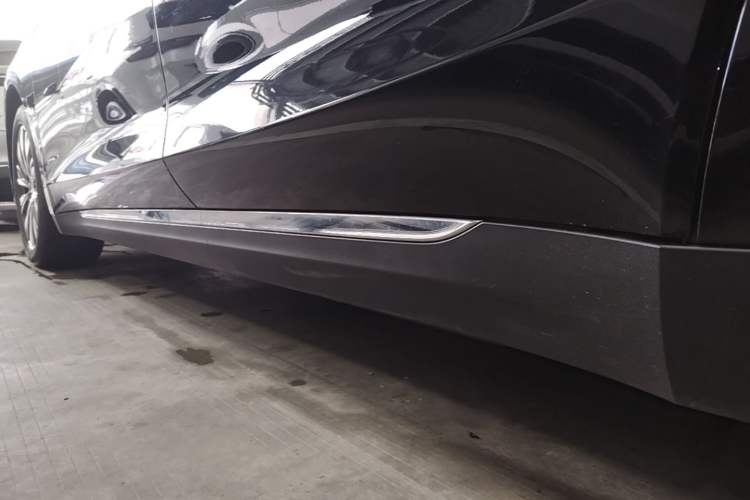 Used Hongqi E-QM5 2022 431 km Charge & Enjoy Edition Left Side Sill