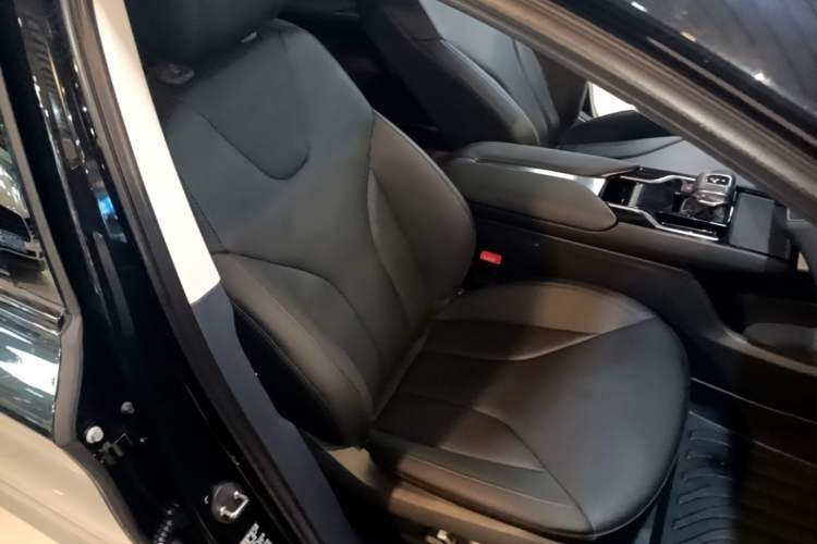 Used Hongqi E-QM5 2022 431 km Charge & Enjoy Edition Right Front Seat
