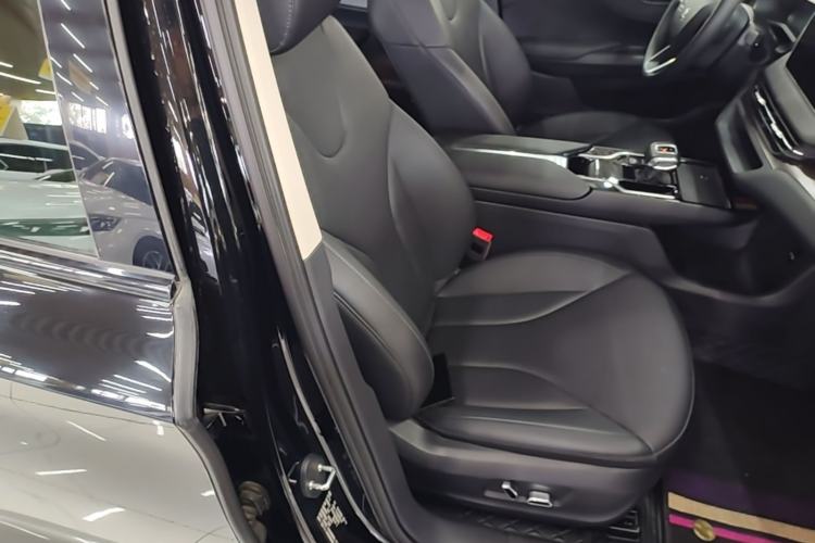 Used Hongqi E-QM5 2022 431 km Charge & Enjoy Edition Right Front Seat