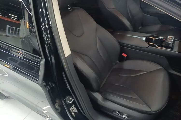 Used Hongqi E-QM5 2022 431 km Charge & Enjoy Edition Right Front Seat