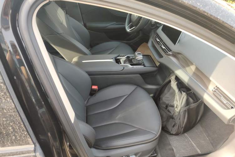 Used Hongqi E-QM5 2022 431 km Charge & Enjoy Edition Right Front Seat