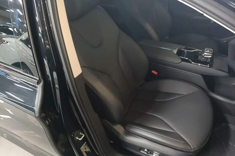 Used Hongqi E-QM5 2022 431 km Charge & Enjoy Edition Right Front Seat