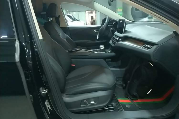 Used Hongqi E-QM5 2022 431 km Charge & Enjoy Edition Right Front Seat