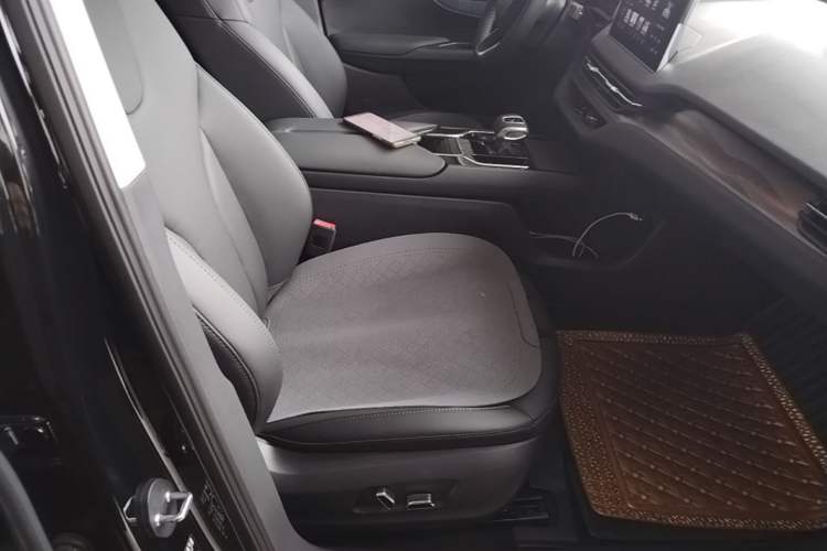 Used Hongqi E-QM5 2022 431 km Charge & Enjoy Edition Right Front Seat