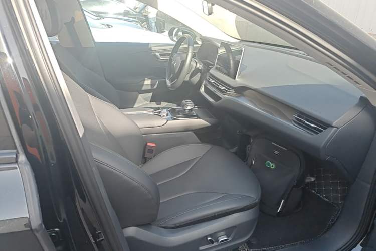 Used Hongqi E-QM5 2022 431 km Charge & Enjoy Edition Right Front Seat