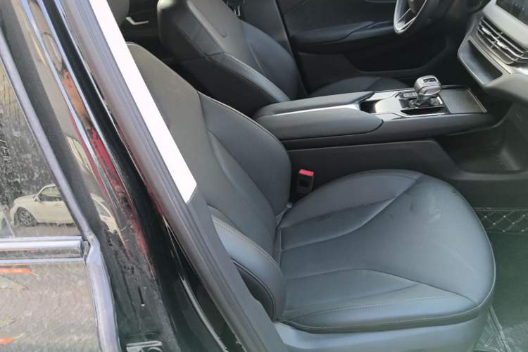 Used Hongqi E-QM5 2022 431 km Charge & Enjoy Edition Right Front Seat