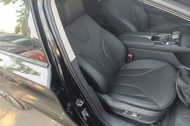 Used Hongqi E-QM5 2022 431 km Charge & Enjoy Edition Right Front Seat
