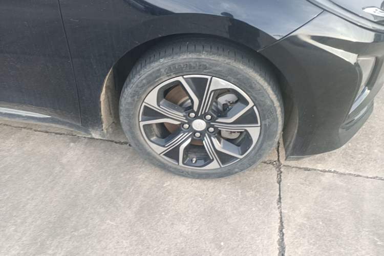 Used Hongqi E-QM5 2022 431 km Charge & Enjoy Edition Right Front Wheel Hub