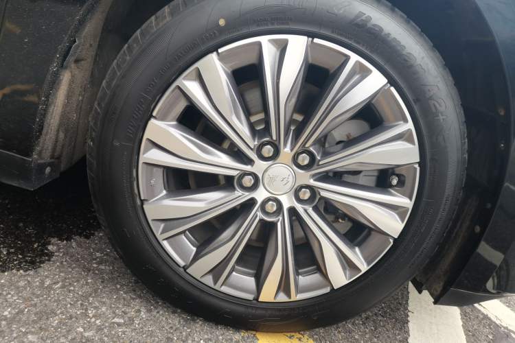 Used Hongqi E-QM5 2022 431 km Charge & Enjoy Edition Right Front Wheel Hub