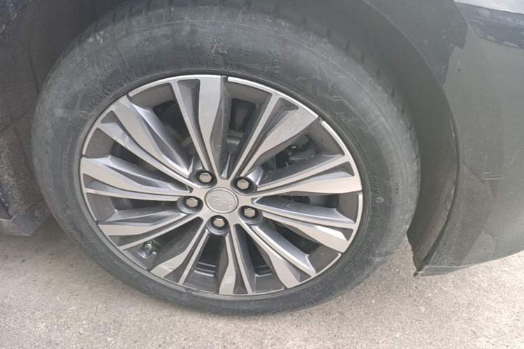 Used Hongqi E-QM5 2022 431 km Charge & Enjoy Edition Right Front Wheel Hub