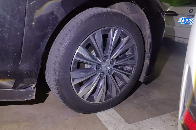 Used Hongqi E-QM5 2022 431 km Charge & Enjoy Edition Right Front Wheel Hub