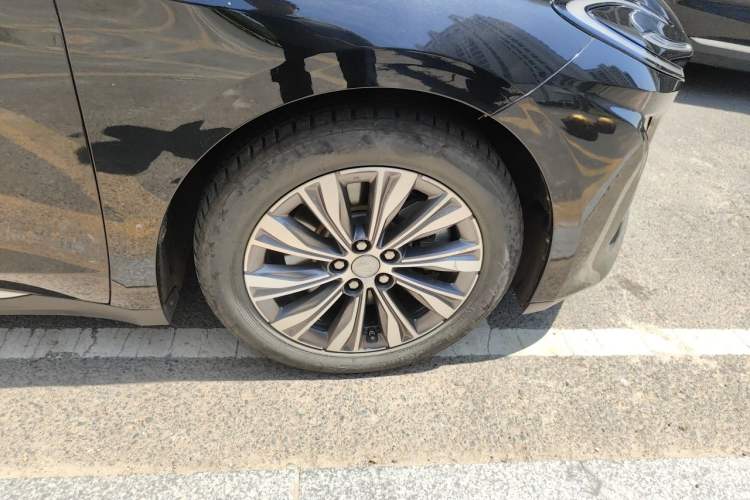 Used Hongqi E-QM5 2022 431 km Charge & Enjoy Edition Right Front Wheel Hub