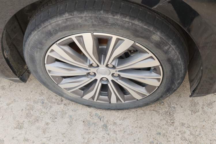 Used Hongqi E-QM5 2022 431 km Charge & Enjoy Edition Right Front Wheel Hub