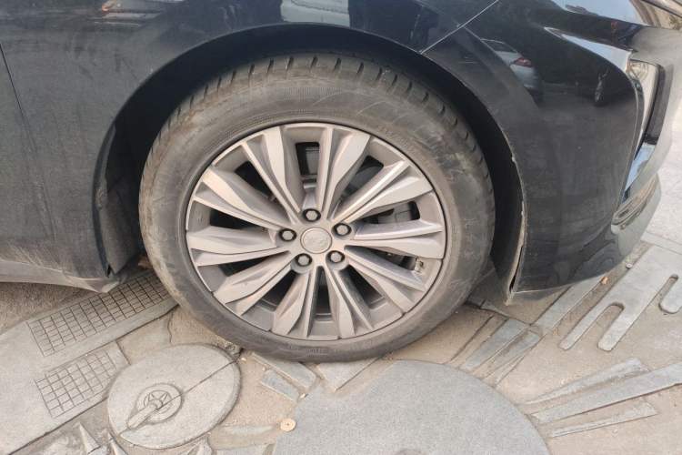 Used Hongqi E-QM5 2022 431 km Charge & Enjoy Edition Right Front Wheel Hub