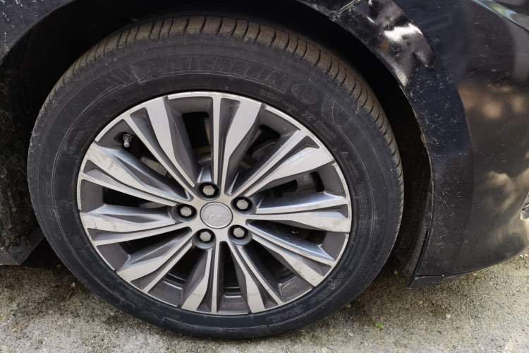 Used Hongqi E-QM5 2022 431 km Charge & Enjoy Edition Right Front Wheel Hub
