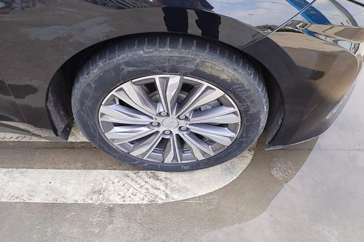 Used Hongqi E-QM5 2022 431 km Charge & Enjoy Edition Right Front Wheel Hub