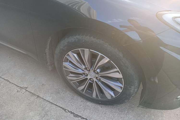 Used Hongqi E-QM5 2022 431 km Charge & Enjoy Edition Right Front Wheel Hub