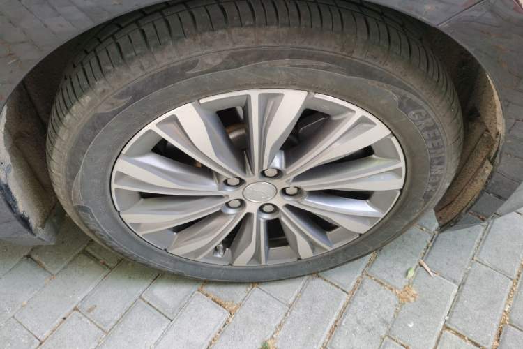 Used Hongqi E-QM5 2022 431 km Charge & Enjoy Edition Right Front Wheel Hub
