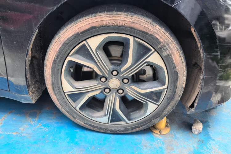 Used Hongqi E-QM5 2022 431 km Charge & Enjoy Edition Right Front Wheel Hub