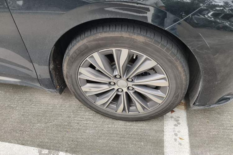 Used Hongqi E-QM5 2022 431 km Charge & Enjoy Edition Right Front Wheel Hub