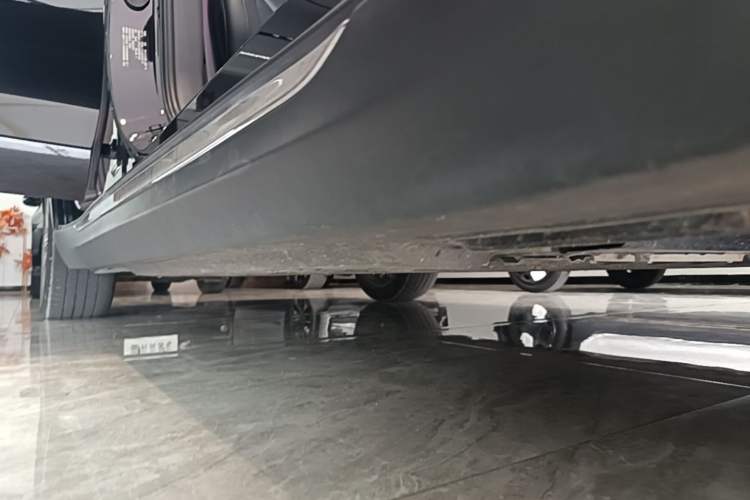 Used Hongqi E-QM5 2022 431 km Charge & Enjoy Edition Right Side Sill