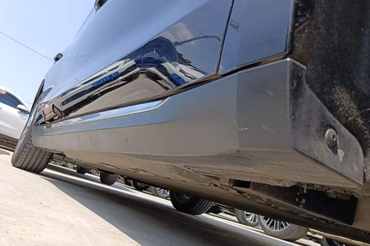 Used Hongqi E-QM5 2022 431 km Charge & Enjoy Edition Right Side Sill