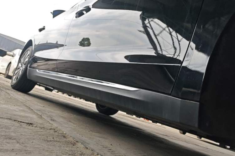 Used Hongqi E-QM5 2022 431 km Charge & Enjoy Edition Right Side Sill