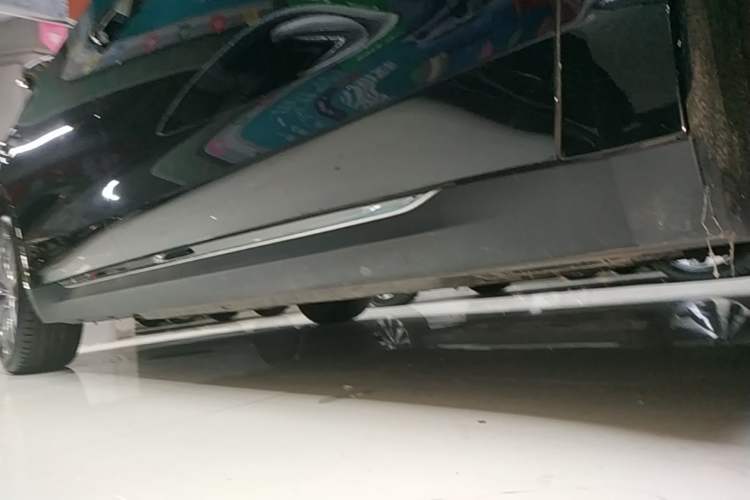 Used Hongqi E-QM5 2022 431 km Charge & Enjoy Edition Right Side Sill