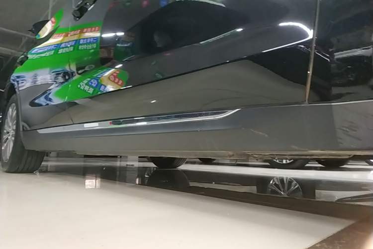 Used Hongqi E-QM5 2022 431 km Charge & Enjoy Edition Right Side Sill