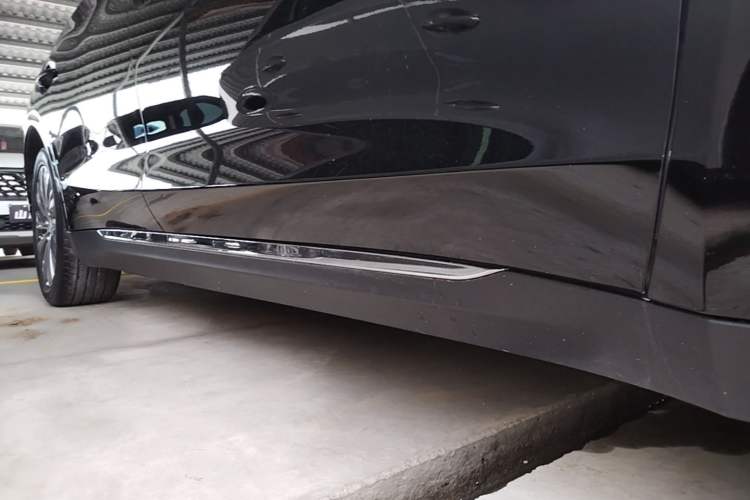 Used Hongqi E-QM5 2022 431 km Charge & Enjoy Edition Right Side Sill