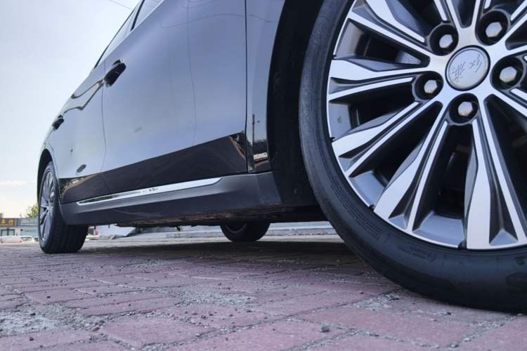 Used Hongqi E-QM5 2022 431 km Charge & Enjoy Edition Right Side Sill