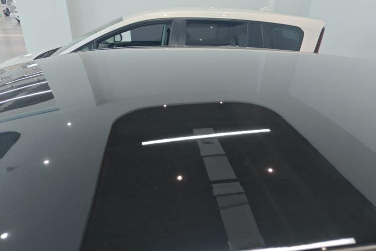 Used Hongqi E-QM5 2022 431 km Charge & Enjoy Edition Roof